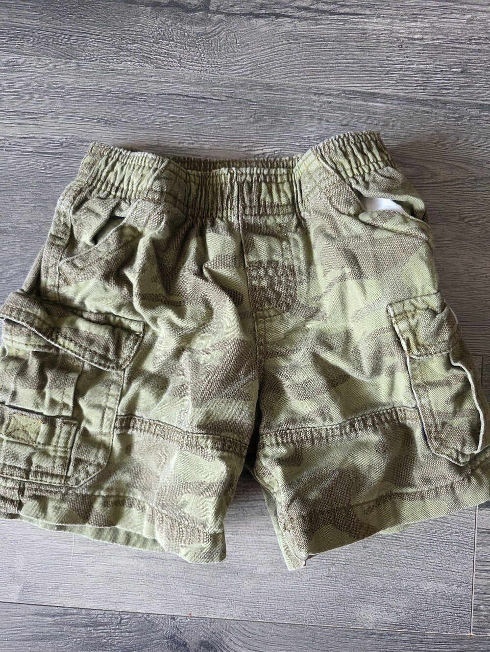 Oshkosh Toddler Boys pull on camouflage shorts utility pockets Size 2T